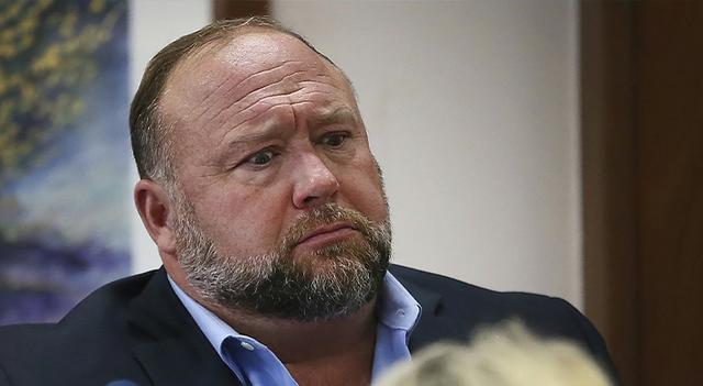 Alex Jones, figure du complotisme américain, poursuivi pour... 2.75 BILLIONS de dollars !
