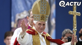 Benoit XVI mort, au tour du pape François de démissionner ?